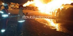 Gudang Bahan Baku Kertas Milik PT Tjiwi Kimia Sidoarjo Ludes Terbakar