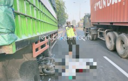 Karyawan Perusahaan Tewas Tabrak Truk Parkir di Trosobo Taman