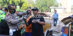 Dirlantas Polda Jatim dan Lantas Polresta Sidoarjo Bagikan 800 Masker di Monumen Jayandaru