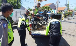 Pengendara Motor Tewas Terlindas Ban Kanan Truk Tangki Fuso Pengangkut Limbah di Jalur Surabaya - Mojokerto