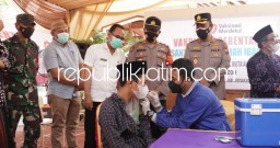 Ciptakan Kekebalan Komunal, Polresta Sidoarjo Massifkan Vaksinasi Serentak di Pesantren dan Rumah Ibadah
