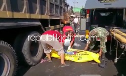 Tabrak Truk Fuso, Pemuda Pengendara Motor Asal NTT Tewas di JL Raya Porong - Krembung