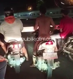 Pemuda Madura Kendarai Motor Sambil Bugil Terekam Pengendara Motor Lain di Perlintasan KA Tanggulangin Sidoarjo