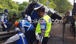 Diduga Sopir Ngantuk, Truk Tangki Pengangkut Air Terguling di Jalur Menuju Tol Porong - Sidoarjo
