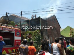 Ditinggal Jenguk Anak, Rumah Lantai Dua Ludes Terbakar