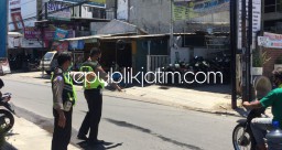 Berusaha Mendahului, Pengendara Motor Asal Ambeng-Ambeng Waru Tewas Usai Tersenggol Truk