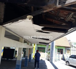 Atap Jebol, Bangunan Balai Desa Kebakalan Porong Rusak Berat Dibiarkan