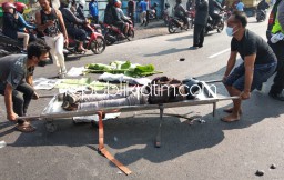 Diseruduk Truk, Pengendara Motor Asal Balongbendo Tewas di Kletek Taman Temannya Terluka