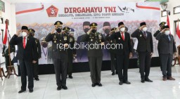Dandim 0816 dan Forkopimda Sidoarjo Ikuti Upacara HUT Ke 76 TNI Secara Virtual