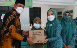 Blusukan Desa, Ning Sasha Salurkan Bansos Sembako Sambil Ajak Warga Sidoarjo Peduli Kebersihan Lingkungan