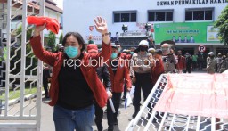 Demo Aliansi Mahasiswa Tolak Omnibus Law di Sidoarjo Ricuh, Pintu Gerbang DPRD Ambruk