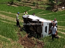 Hendak Mendahului, Mobil Warga Ponorogo Terjun dan Terbalik di Persawahan