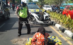 Diduga Ngantuk, Motor Ngerem Mendadak Perempuan Surabaya Tewas Tertabrak Truk di Buduran