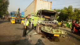 Truk Trailer Tabrak Truk Wing Box Belok, Sopir Terjepit Picu Kemacetan Berjam-Jam