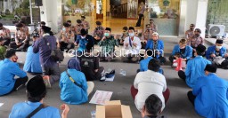 Puluhan Aktivis Mahasiswa Sidoarjo Demo Omnibus Law dengan Sholawatan