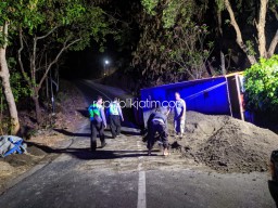 Muatan Pasir, Truk Mundur dan Terguling di Tanjakan Sooko - Pulung