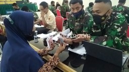 Kodim Ponorogo Serahkan Bantuan Tunai Rp 1,2 Juta Per Orang untuk 4.500 PKL Dan Pemilik Warung