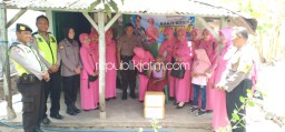 Mbah Situn Janda Tua Dapat Bantuan dari Bhayangkari Pulung