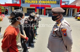 Polisi Ponorogo Jaring Belasan Anak Punk, Delapan Diantaranya Digunduli