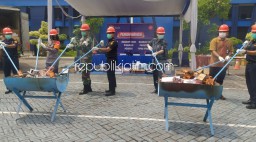 Bea Cukai Juanda Bakar 543 Sex Toys dan Ribuan Batang Rokok Ilegal Sitaan Negara