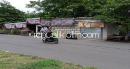 Bangli Permanen di Pinggir Exit Tol Lama Jabon Mulai Dipersoalkan Pedagang