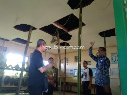 Atap SDN III Balong Ponorogo Nyaris Ambruk, Disangga Sejumlah Bambu