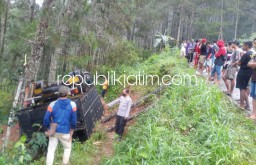 Hindari Kendaraan Lain, Truk Terguling dan Terbalik di Jurang Jalur Ponorogo - Trenggalek