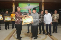 Bupati Beri 11 OPD Pemkab Sidoarjo SAKIP Nilai Memuaskan