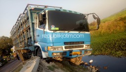 Sopir Diduga Ngantuk, Truk Angkut Galon Air Tabrak Pembatas Jalan