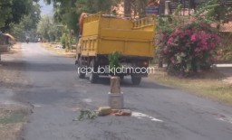 Warga Tambal Jalan Bungkal - Ngrayun Berlubang yang Dianaktirikan