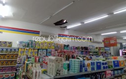 Jebol Atap, Kawanan Pencuri Minimarket di Bakungtemenggungan Balongbendo Gondol Rokok Hingga Aksesoris HP