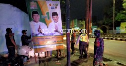 Masuki Masa Tenang, Personil Polresta Tertibkan APK Cabup dan Cawabup Pilkada Sidoarjo 2020