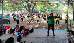 Lansia Tempel Krian Refreshing Sekaligus Senam Bersama di Tlogosewu