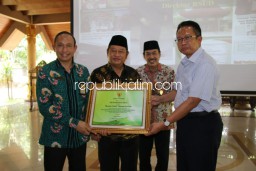 Bupati Beri Penghargaan OPD dan Desa Bernilai SAKIP Terbaik