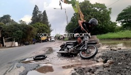 Perbaikan Baru Berusia Setahun, JL Raya Prambon - Porong di Gedangrowo Hancur Dipenuhi Lubang
