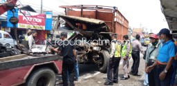 Rantai Derek Putus, Truk Fuso Lepas Hantam Izusu Phanter di JL Raya Porong