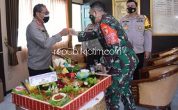 Demi Solidaritas, Polresta Sidoarjo Beri Kejutan Tumpeng untuk Kodim 0816 di HUT Ke-72 Kodam V Brawijaya