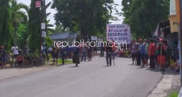 Warga Kemiri Tolak Eksekusi, Blokir Semua Jalan Masuk Menuju Balai Desa