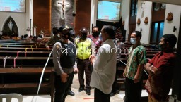 Petugas Gabungan Sterilkan Malam Misa Natal di Gereja Santa Monica Krian