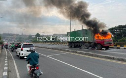 Korsleting, Truk PT Prasarana Mandiri Ludes Terbakar di Jembatan Layang Trosobo Taman