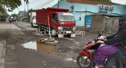 Jalan Raya Wonoayu - Sukodono Rusak Berat Dipenuhi Kubangan Terabaikan