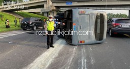 Mobil Hyundai Getz Zig Zag Diduga Pemicu Laka Beruntun di Tol Sidoarjo, Bus Dinas TNI AL Terguling
