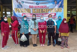 Camat Bungkal Sukai Tempe Goreng Bumbu Gaplek Dan Jenang Sumsum di Pasar Krempyeng