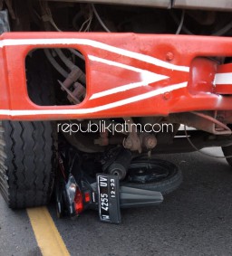 Tersenggol Mobil Sigra Kabur, Perempuan Pengendara Motor Tertabrak Dump Truk hingga Terluka di Kakinya