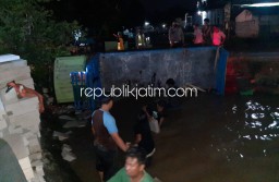 Kampas Kopling Aus, Truk Bata Ringan PT Bricon Mojosari Terperosok di Sungai PG Krembung