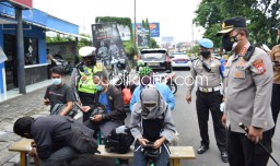 Cegah Sebaran Omicron, Polisi Sidoarjo Gencar Vaksinasi Pengguna Jalan di Wilayah Perbatasan