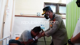 Jenguk Korban Begal Motor di Balongbendo, Kapolresta Sidoarjo Pastikan Polisi Kejar Para Pelaku