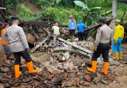 Hujan Deras, Rumah Warga Ponorogo Roboh Tertimpa Longsoran Tebing Merugi Rp 25 Juta