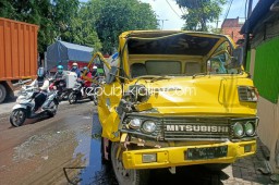 Tak Laik Jalan Hingga Rem Blong, Truk Tangki Air Tabrak Truk Box di JL Raya Gedangan Sidoarjo