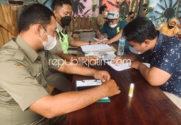 Ciptakan Kawasan Bersih, Belasan Pembuang Sampah Sembarangan di Taman Pinang Indah - Gading Fajar Disanksi Tipiring